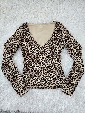 SUUKSESS Leopard print Double Lined V-Neck Long Sleeve Top. Size xsmall.